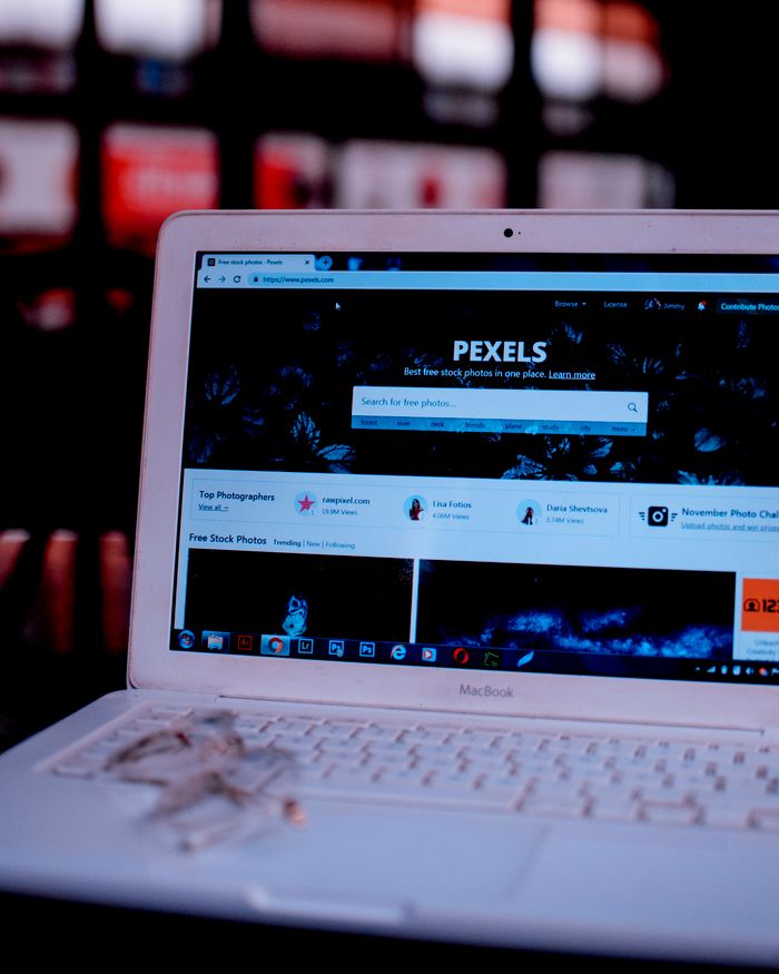 creative-01 Laptop on a desk showing the Pexels homepage, highlighting its web interface.
