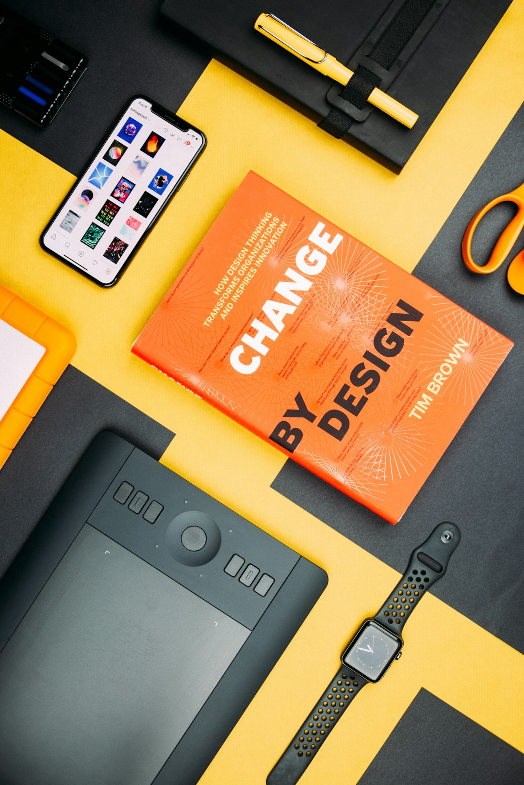 creative-03 change-by-design-by-tim-brown-book-beside-smartphone-iyanci0cyrk