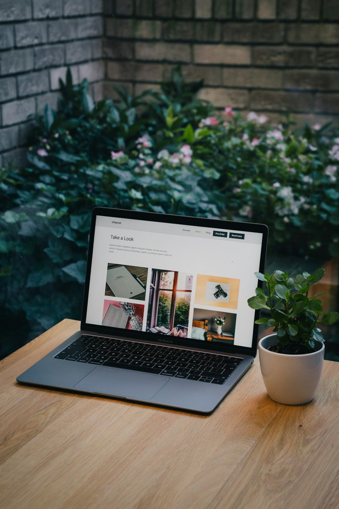 creative-03 Present yourself as a professional with your new website. Create your own website on solidpixels.